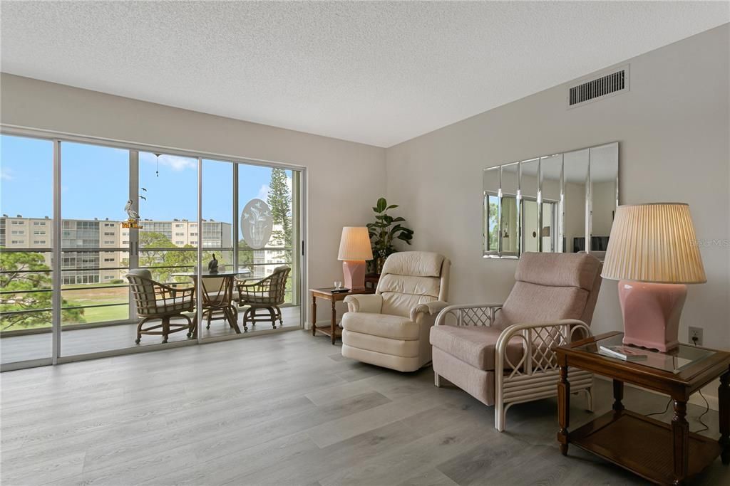 For Sale: $174,900 (2 beds, 2 baths, 1104 Square Feet)