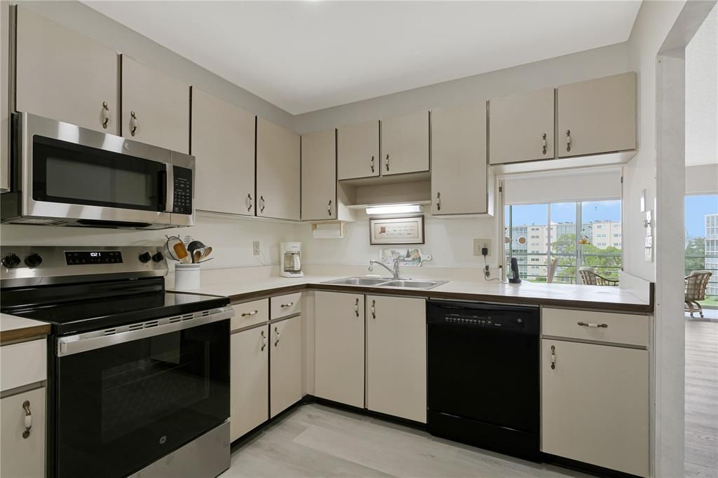 For Sale: $174,900 (2 beds, 2 baths, 1104 Square Feet)