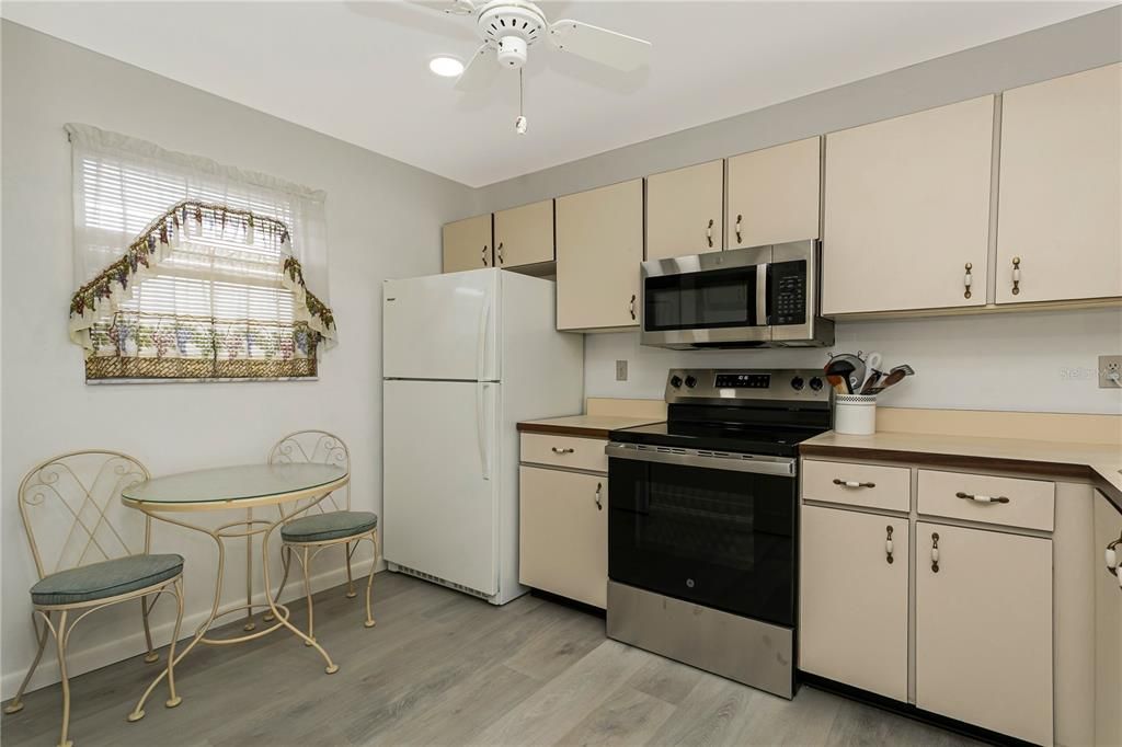 For Sale: $174,900 (2 beds, 2 baths, 1104 Square Feet)