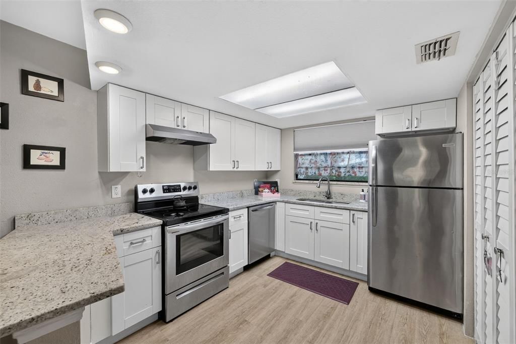 На продажу: $299,900 (2 спален, 1 ванн, 1030 Квадратных фут)