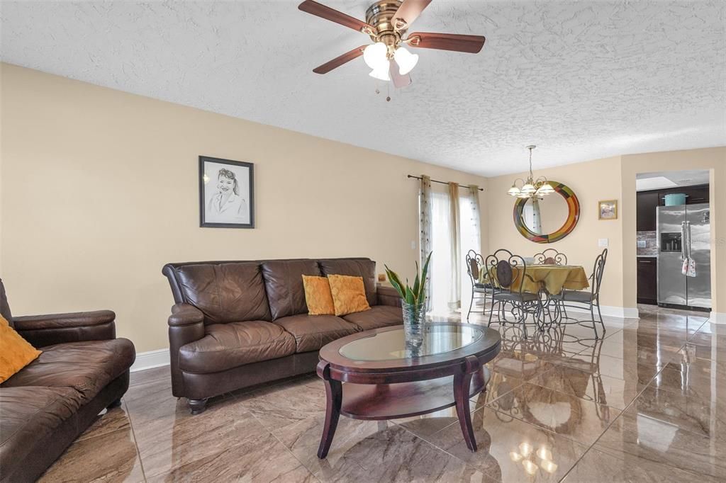 Activo con contrato: $320,000 (3 camas, 2 baños, 1108 Pies cuadrados)