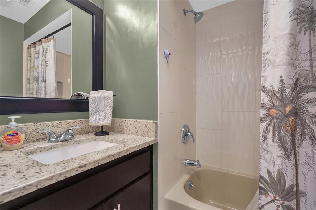 Activo con contrato: $320,000 (3 camas, 2 baños, 1108 Pies cuadrados)