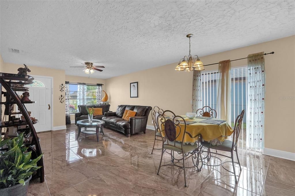 Activo con contrato: $320,000 (3 camas, 2 baños, 1108 Pies cuadrados)
