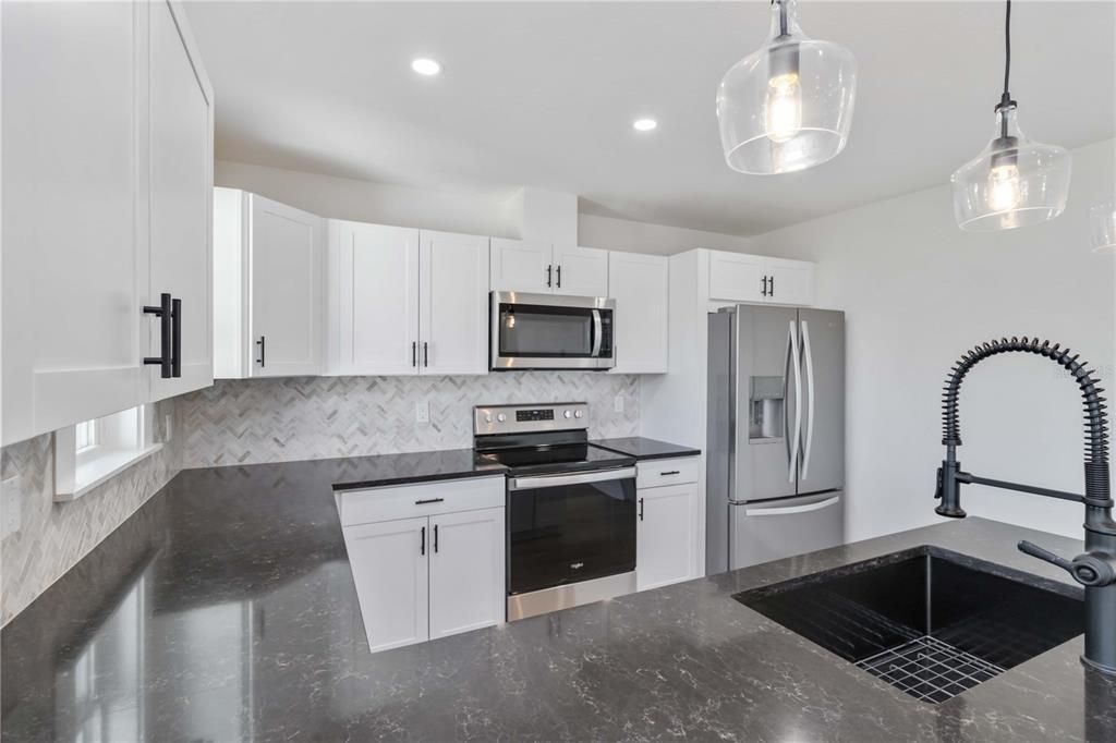 En Venta: $499,900 (6 camas, 0 baños, 2368 Pies cuadrados)
