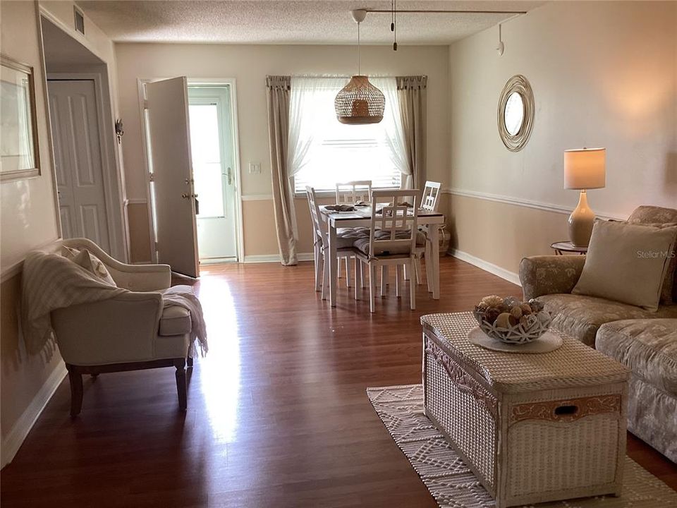 For Sale: $99,900 (1 beds, 1 baths, 669 Square Feet)