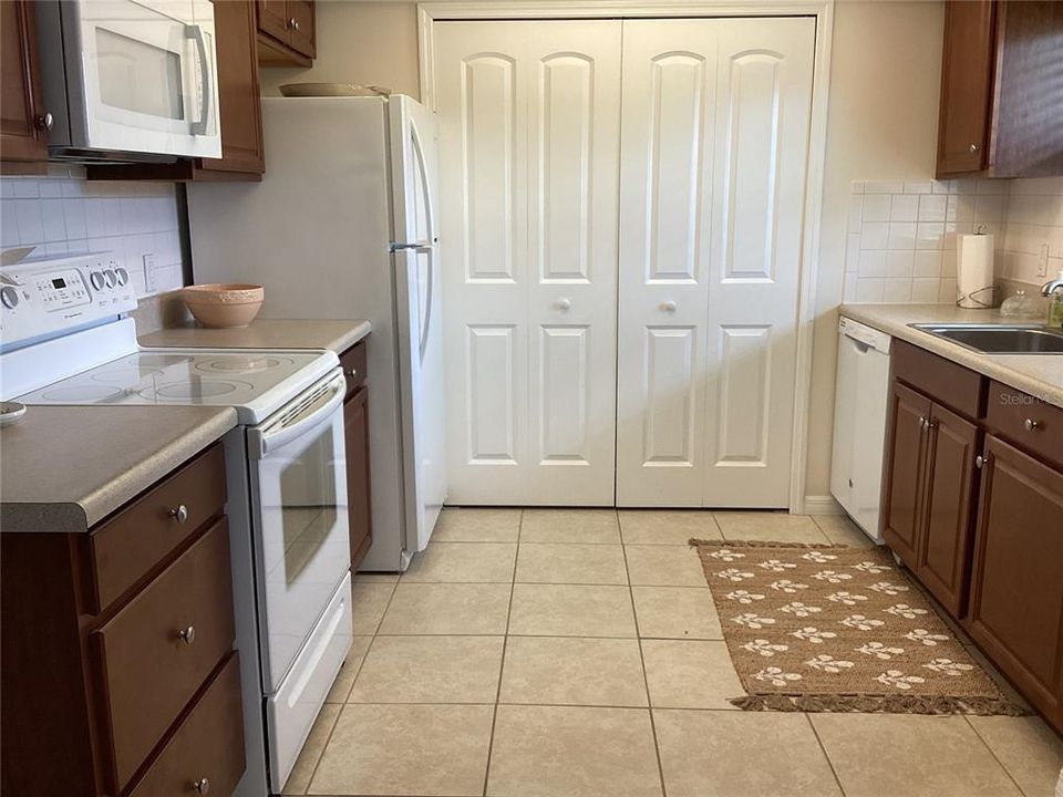 For Sale: $99,900 (1 beds, 1 baths, 669 Square Feet)