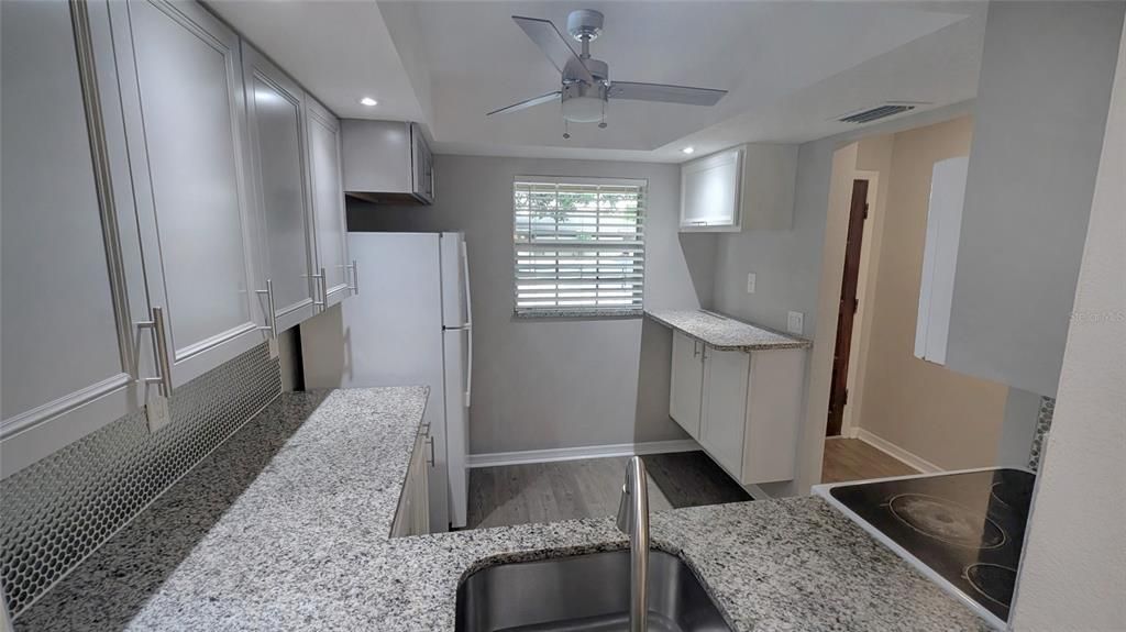 На продажу: $180,900 (2 спален, 1 ванн, 987 Квадратных фут)
