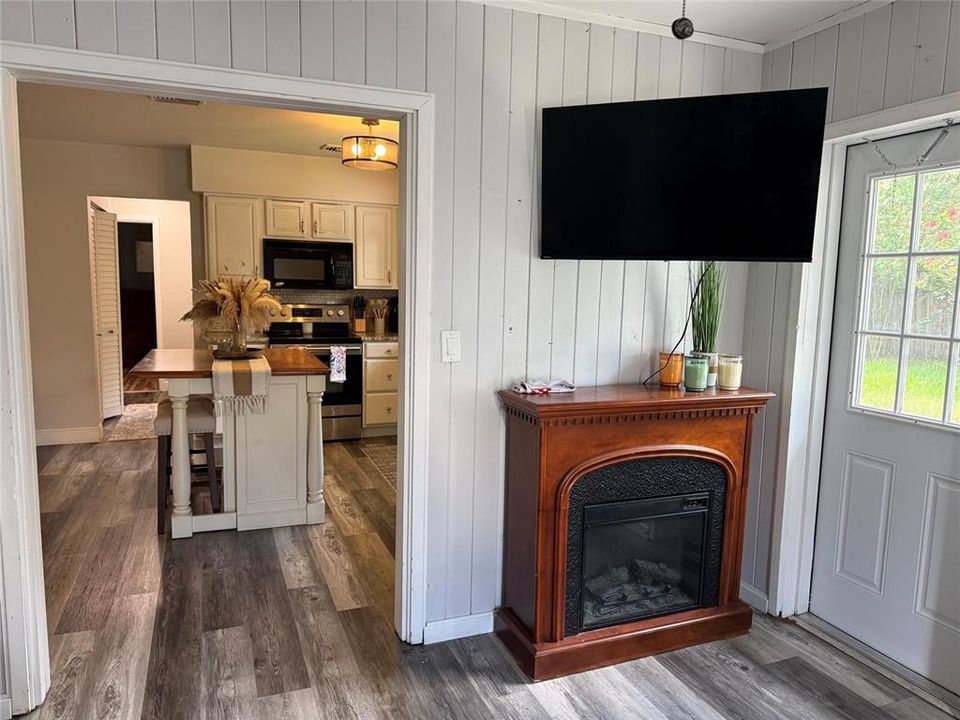 For Rent: $2,400 (2 beds, 1 baths, 1116 Square Feet)