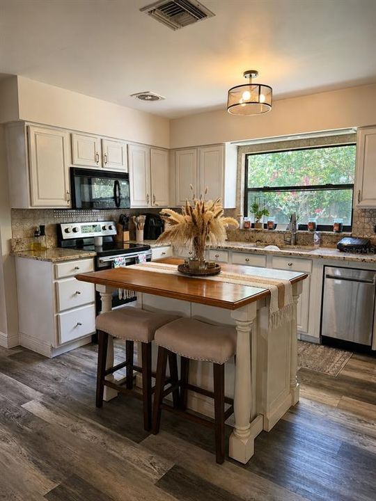 For Rent: $2,400 (2 beds, 1 baths, 1116 Square Feet)