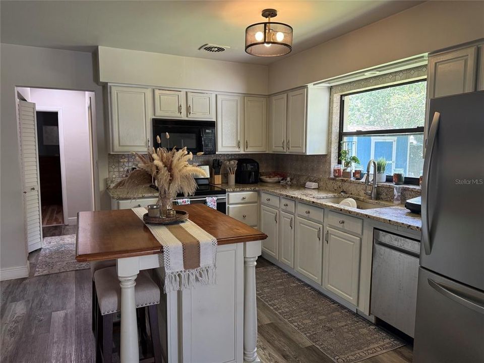 For Rent: $2,400 (2 beds, 1 baths, 1116 Square Feet)