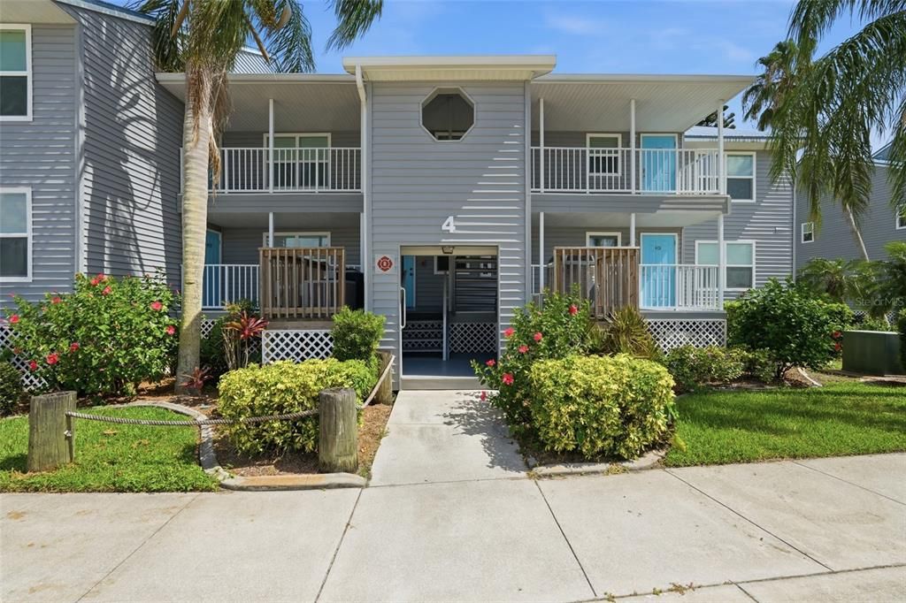 For Sale: $182,900 (1 beds, 1 baths, 798 Square Feet)
