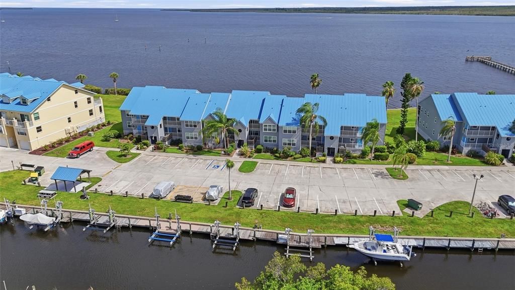 For Sale: $182,900 (1 beds, 1 baths, 798 Square Feet)