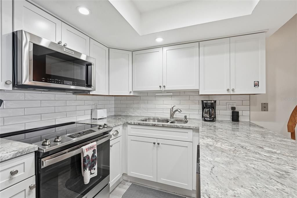 For Sale: $182,900 (1 beds, 1 baths, 798 Square Feet)