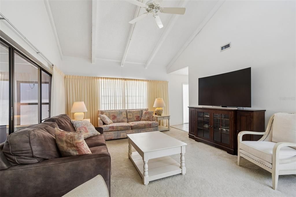 For Sale: $299,000 (2 beds, 2 baths, 1320 Square Feet)