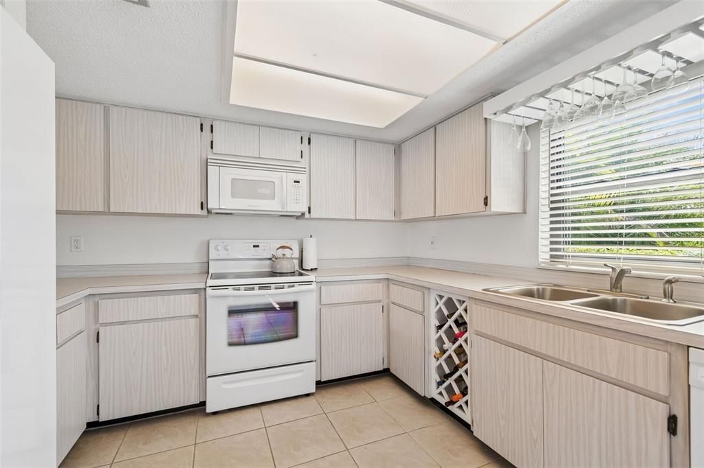 For Sale: $299,000 (2 beds, 2 baths, 1320 Square Feet)