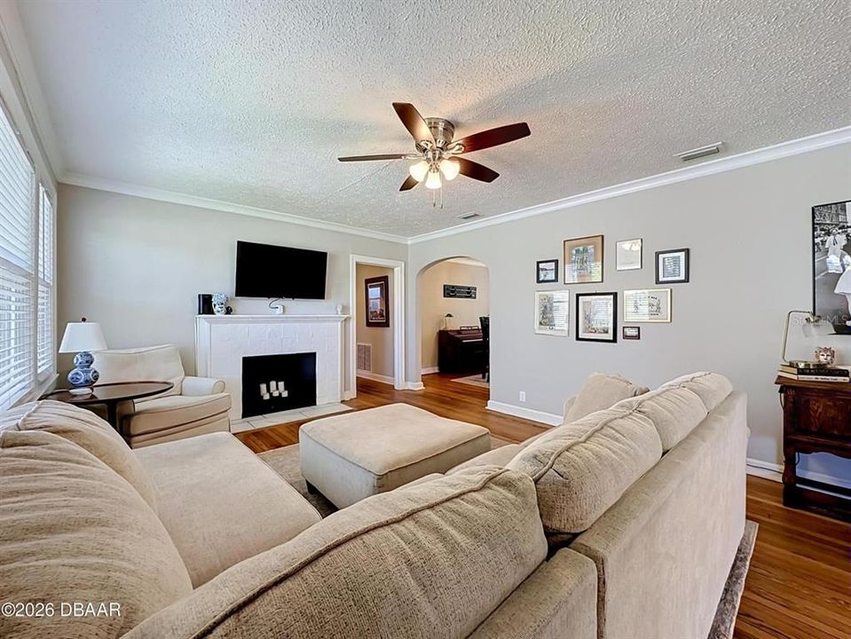 For Sale: $369,900 (3 beds, 1 baths, 1453 Square Feet)