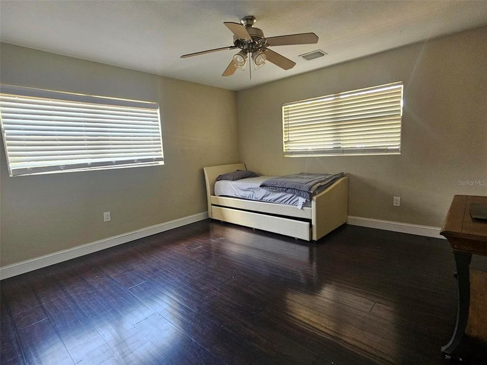En Venta: $549,990 (4 camas, 2 baños, 2251 Pies cuadrados)