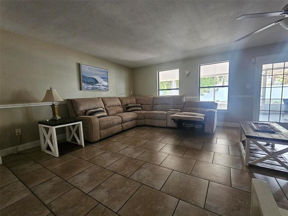 En Venta: $549,990 (4 camas, 2 baños, 2251 Pies cuadrados)