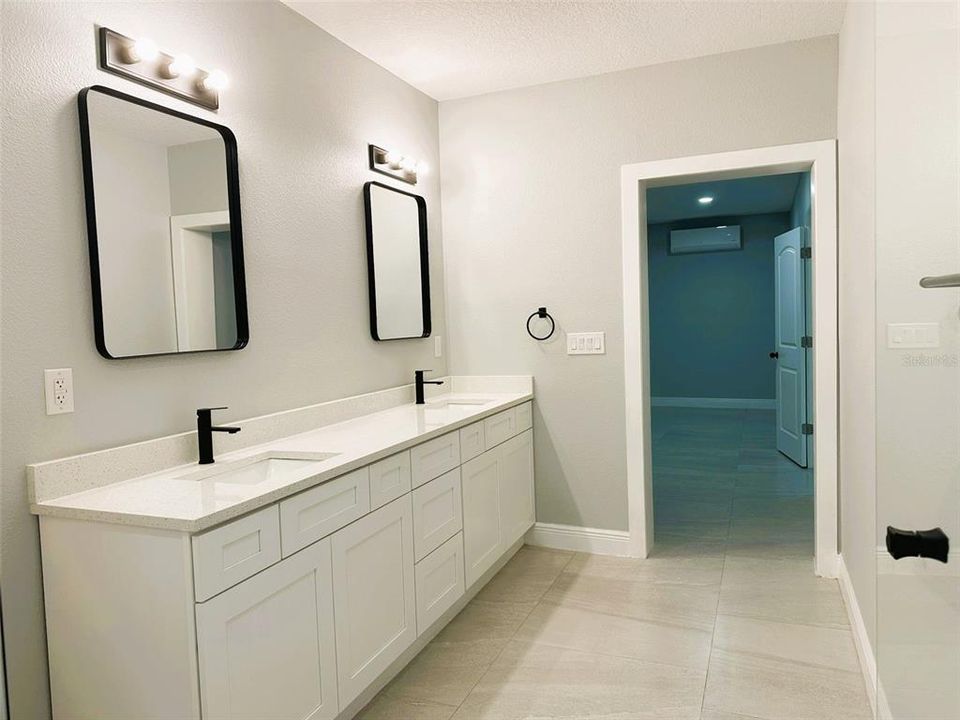 En Venta: $599,900 (4 camas, 4 baños, 2724 Pies cuadrados)