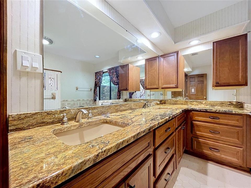 На продажу: $395,000 (3 спален, 3 ванн, 2430 Квадратных фут)