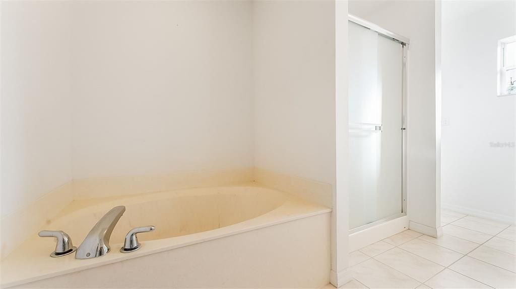 En Venta: $339,900 (4 camas, 2 baños, 2439 Pies cuadrados)