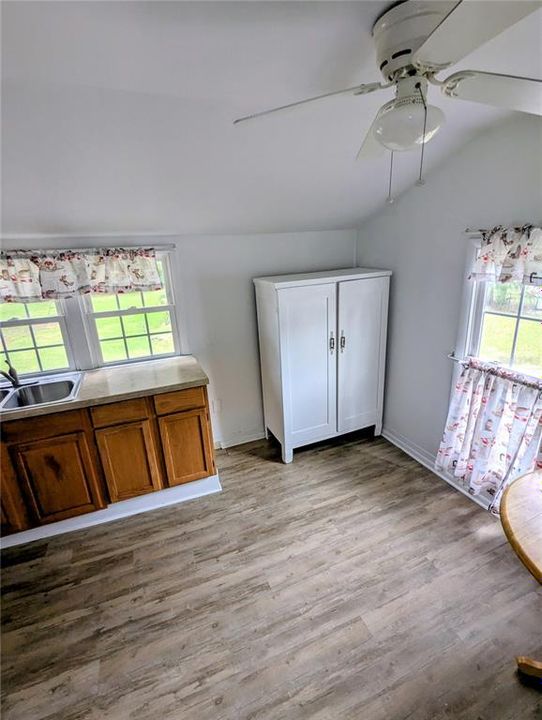 For Rent: $1,050 (1 beds, 1 baths, 1226 Square Feet)