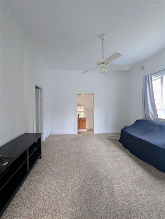 For Rent: $1,050 (1 beds, 1 baths, 1226 Square Feet)