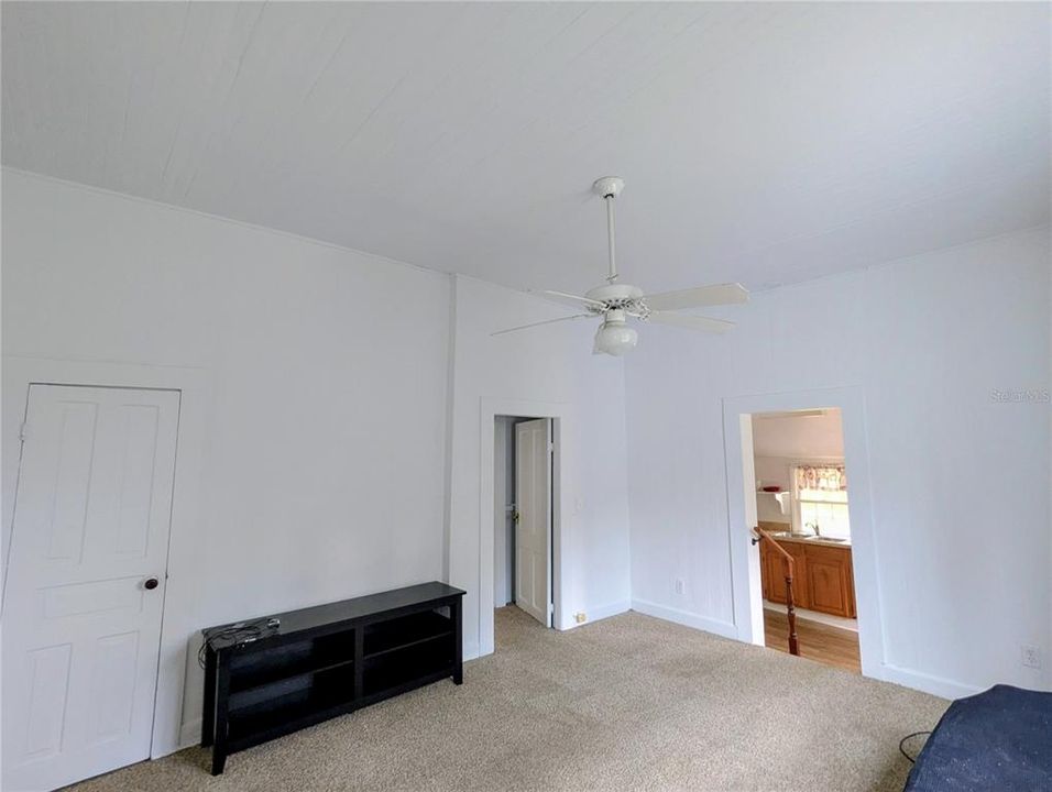 For Rent: $1,050 (1 beds, 1 baths, 1226 Square Feet)