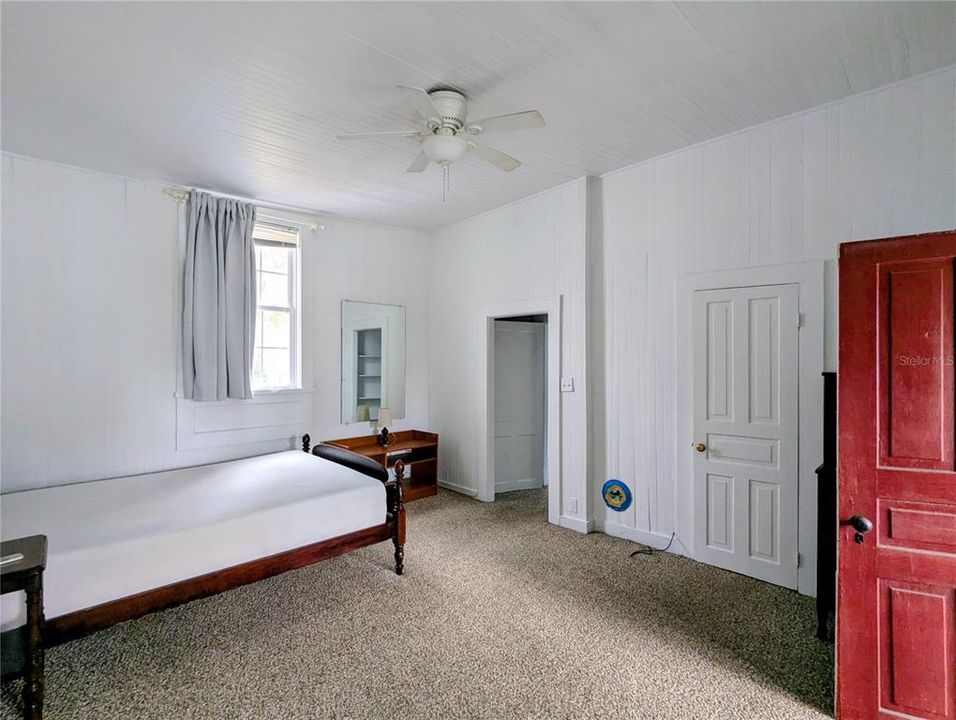 For Rent: $1,050 (1 beds, 1 baths, 1226 Square Feet)