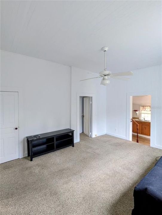 For Rent: $1,050 (1 beds, 1 baths, 1226 Square Feet)