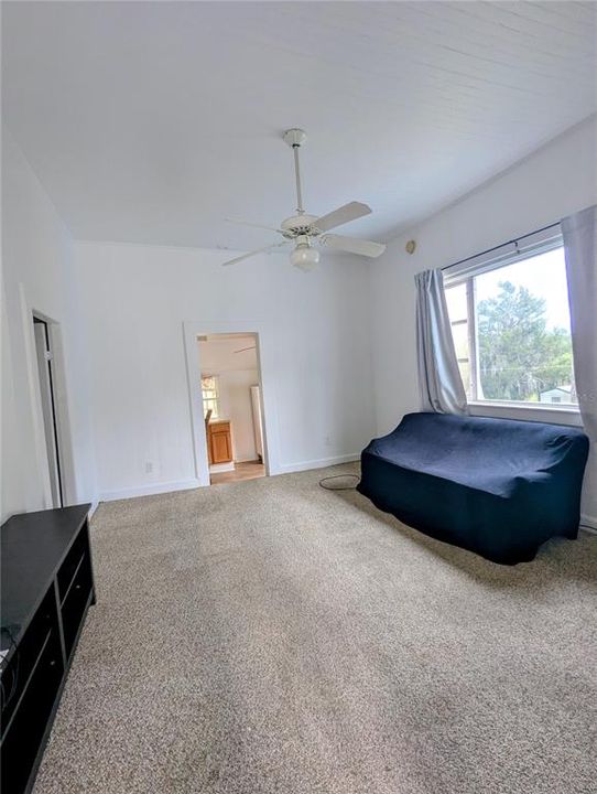 For Rent: $1,050 (1 beds, 1 baths, 1226 Square Feet)
