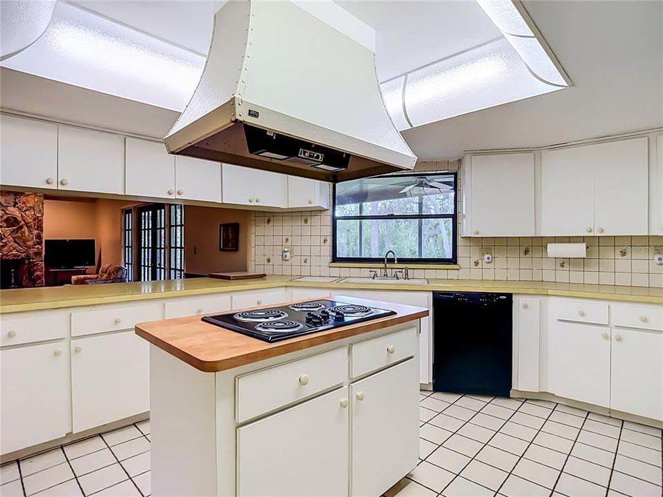 For Sale: $489,000 (2 beds, 2 baths, 1883 Square Feet)