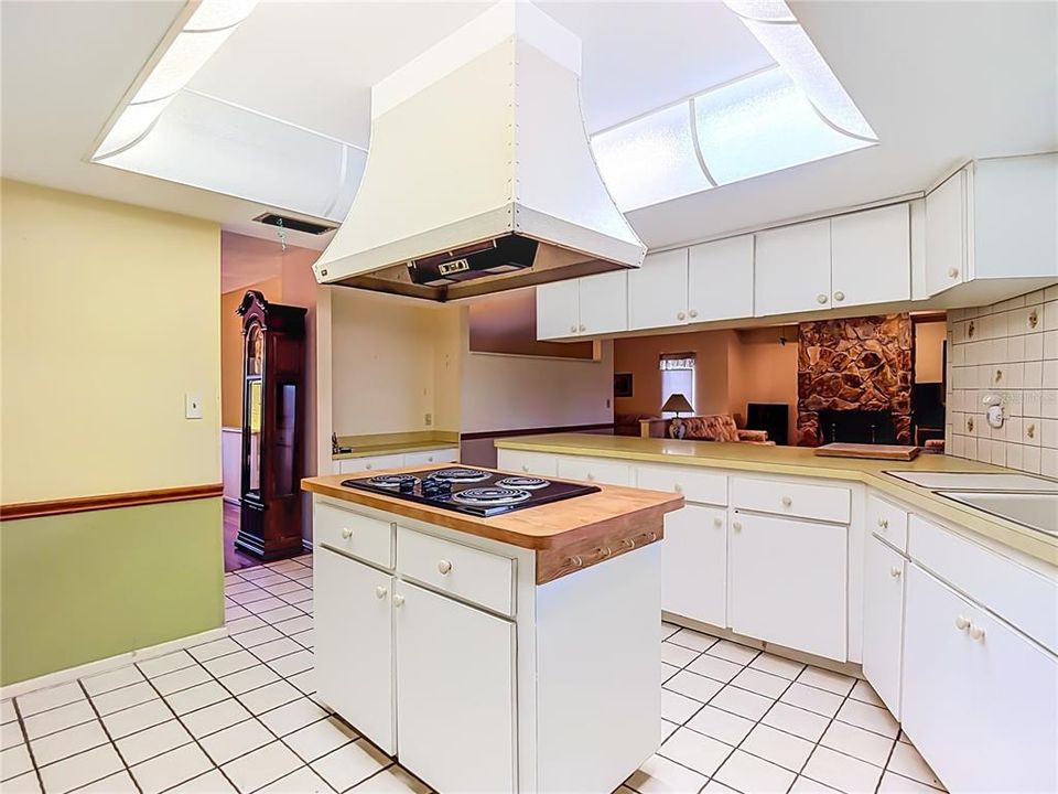 For Sale: $489,000 (2 beds, 2 baths, 1883 Square Feet)