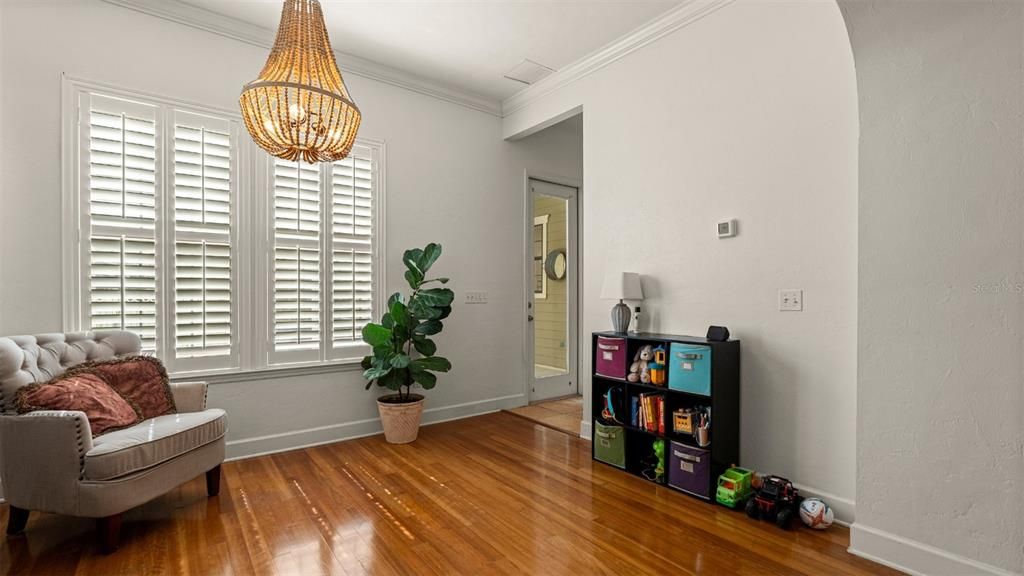 Под контрактом: $449,900 (3 спален, 2 ванн, 1803 Квадратных фут)