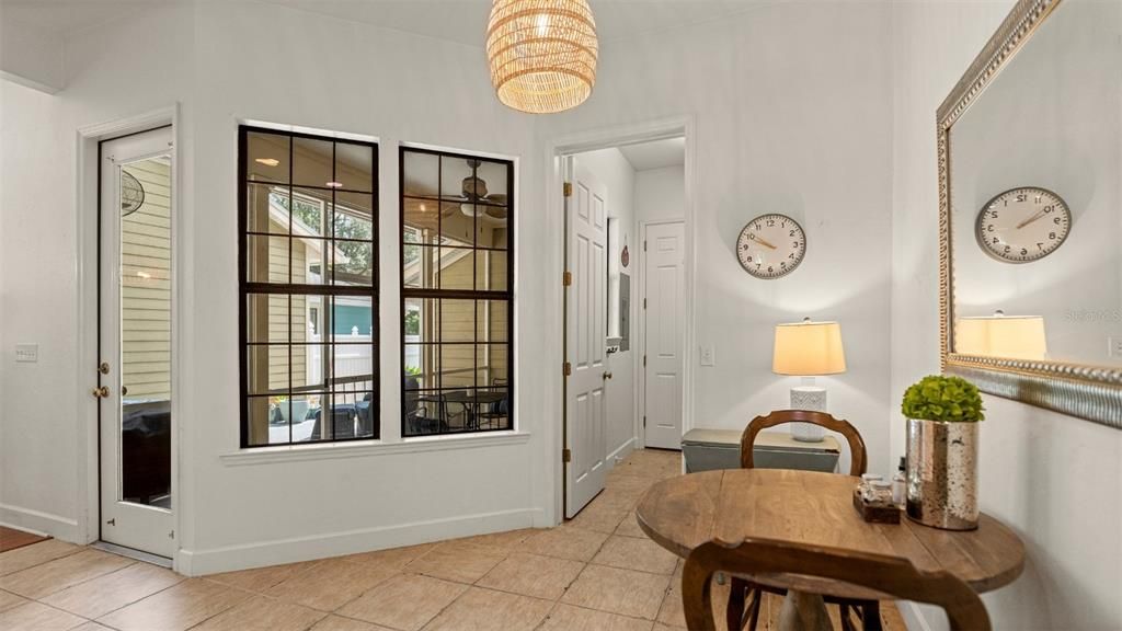 Под контрактом: $449,900 (3 спален, 2 ванн, 1803 Квадратных фут)