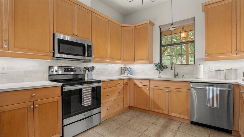 Под контрактом: $449,900 (3 спален, 2 ванн, 1803 Квадратных фут)