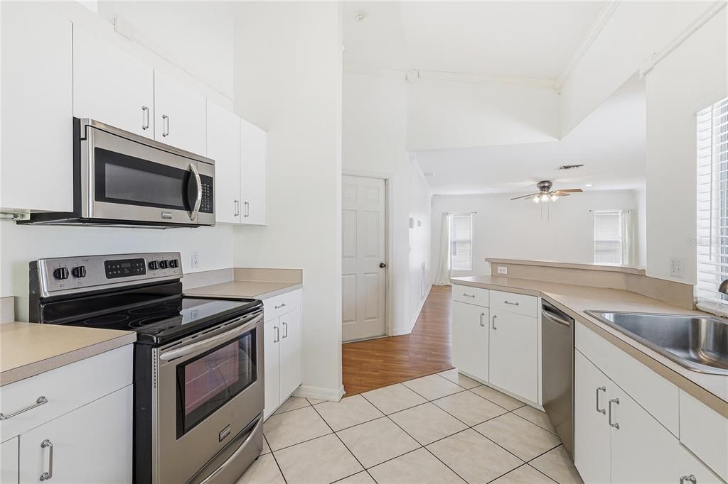 En Venta: $329,000 (3 camas, 2 baños, 1952 Pies cuadrados)