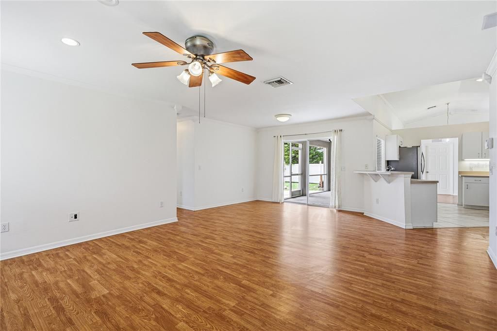 En Venta: $329,000 (3 camas, 2 baños, 1952 Pies cuadrados)