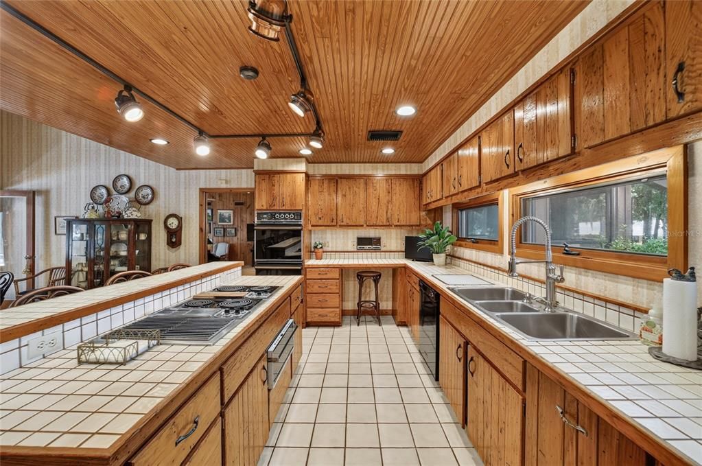 На продажу: $1,299,999 (3 спален, 4 ванн, 4985 Квадратных фут)