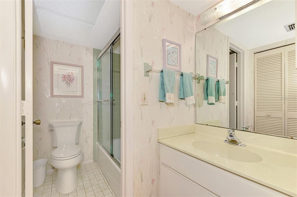 For Sale: $249,900 (2 beds, 2 baths, 1374 Square Feet)