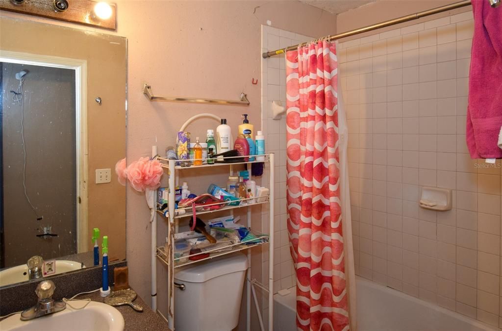 Active With Contract: $249,900 (3 beds, 2 baths, 1140 Square Feet)