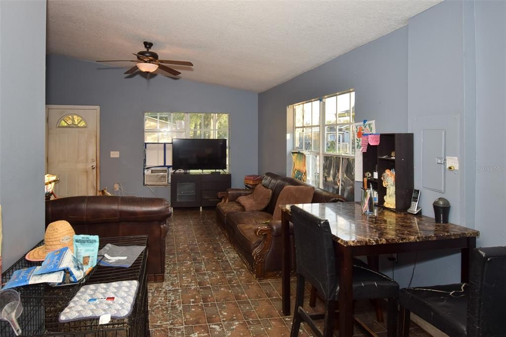 Active With Contract: $249,900 (3 beds, 2 baths, 1140 Square Feet)