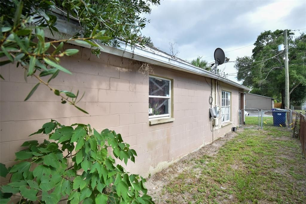 Active With Contract: $249,900 (3 beds, 2 baths, 1140 Square Feet)
