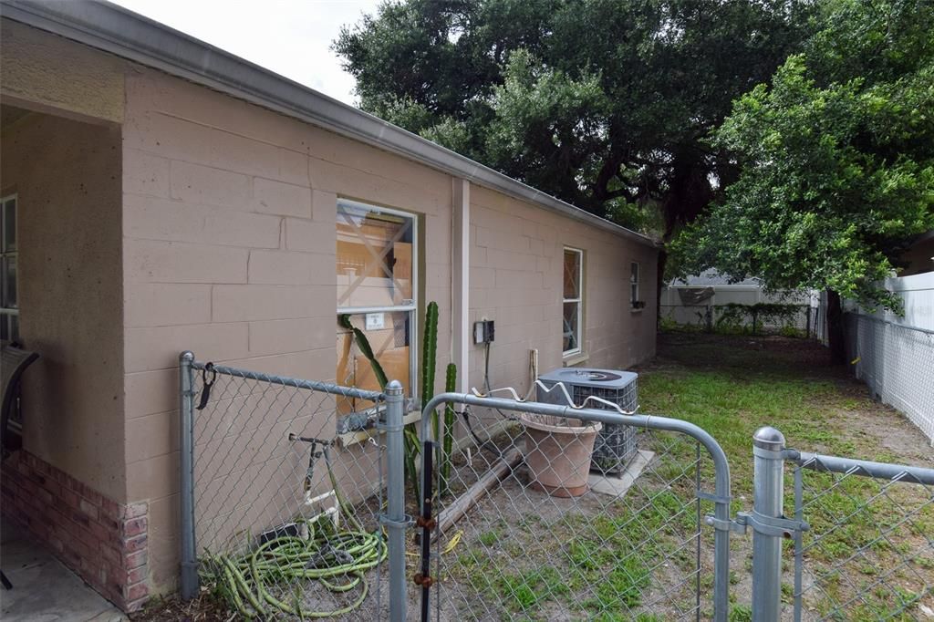 Active With Contract: $249,900 (3 beds, 2 baths, 1140 Square Feet)