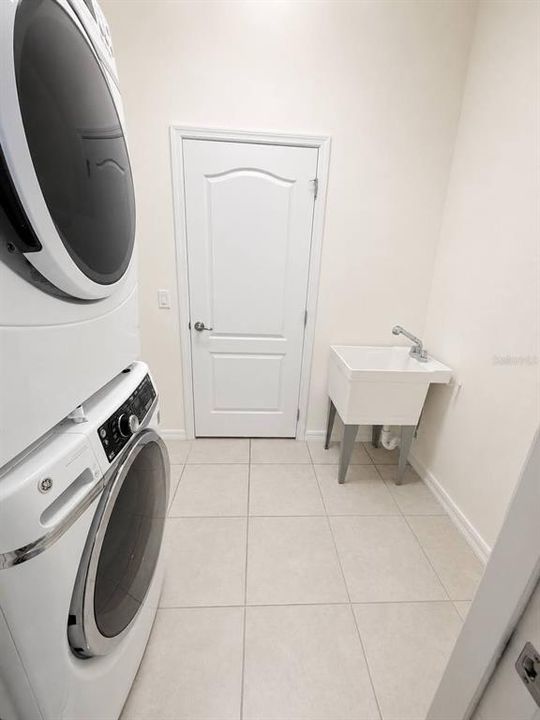 En Renta: $3,300 (4 camas, 3 baños, 2804 Pies cuadrados)