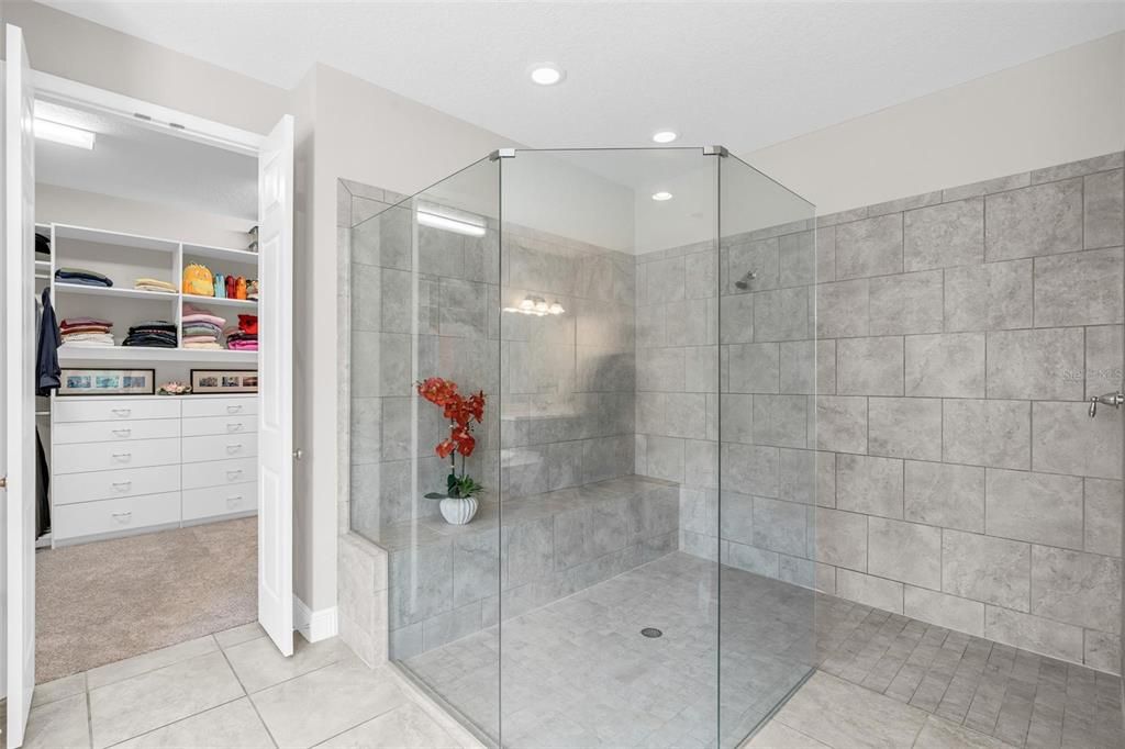 For Sale: $1,099,000 (6 beds, 5 baths, 4741 Square Feet)