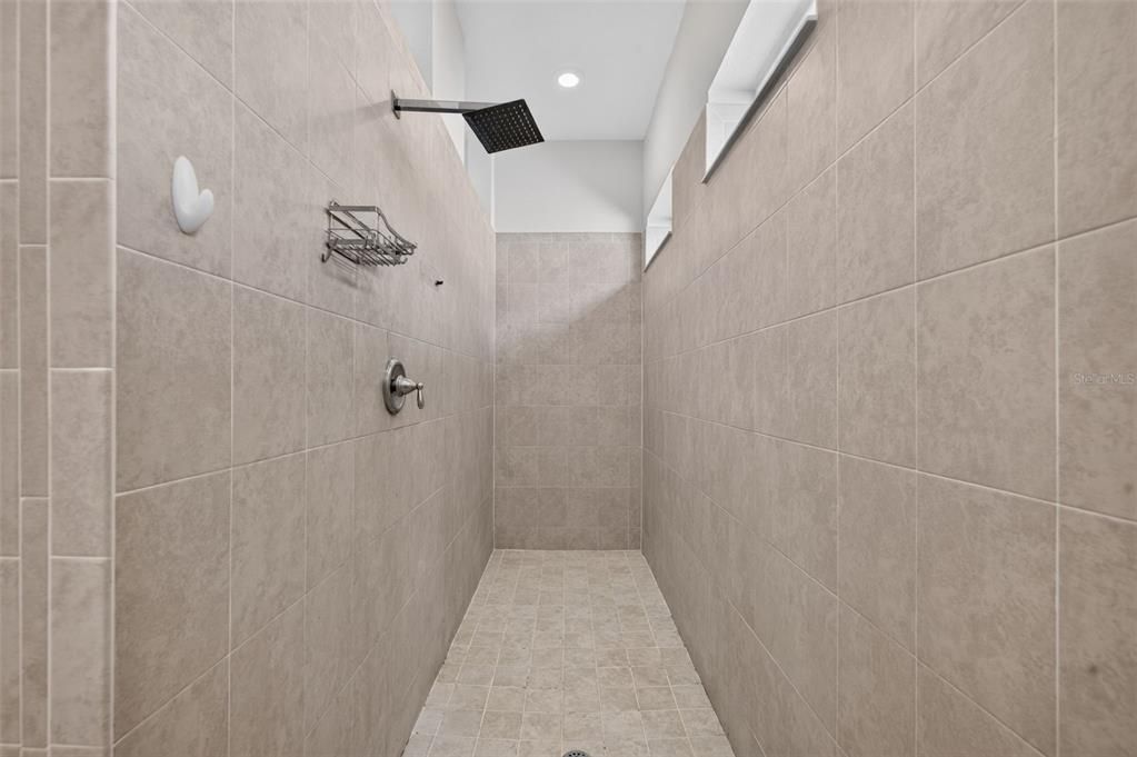 Activo con contrato: $3,250 (4 camas, 3 baños, 3066 Pies cuadrados)