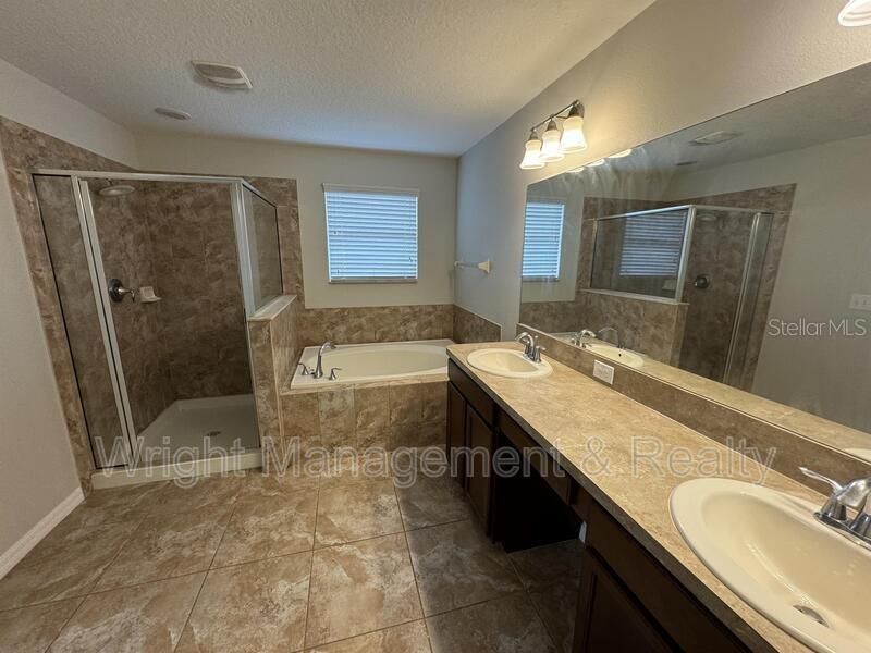 Activo con contrato: $3,000 (6 camas, 3 baños, 3009 Pies cuadrados)