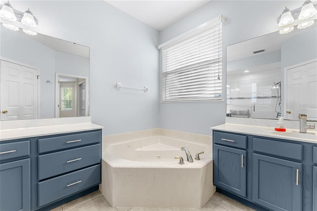 Activo con contrato: $699,900 (5 camas, 3 baños, 3484 Pies cuadrados)