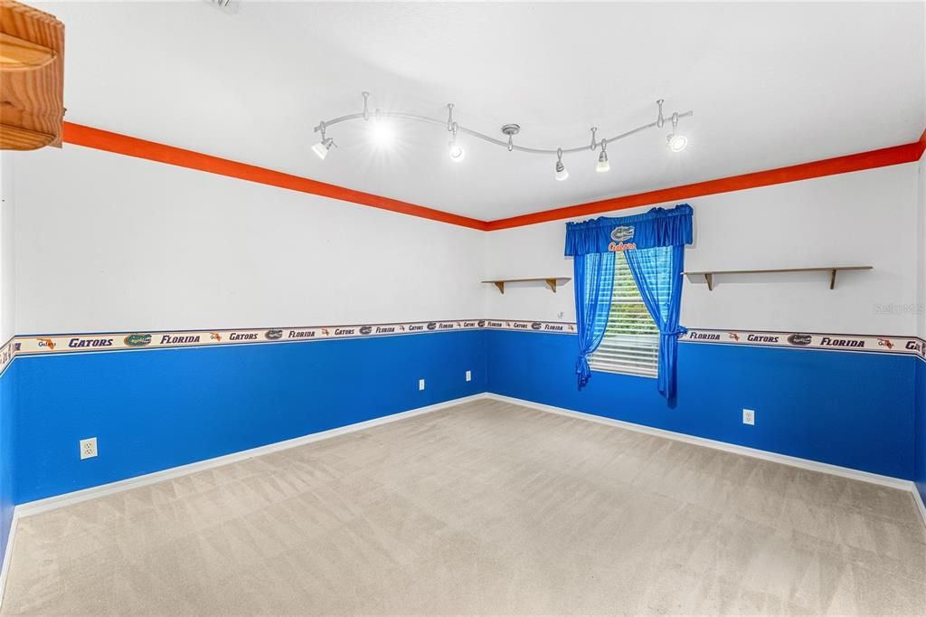 Activo con contrato: $699,900 (5 camas, 3 baños, 3484 Pies cuadrados)